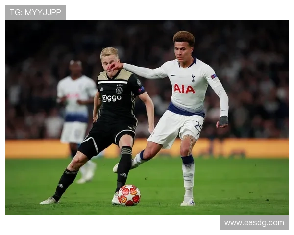 三位球星在欧冠客场对阿贾克斯上演帽子戏法的精彩瞬间